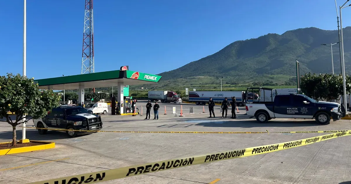 Asaltan gasolinera y vuelan cajero de Banamex en municipio de Santa María del Oro