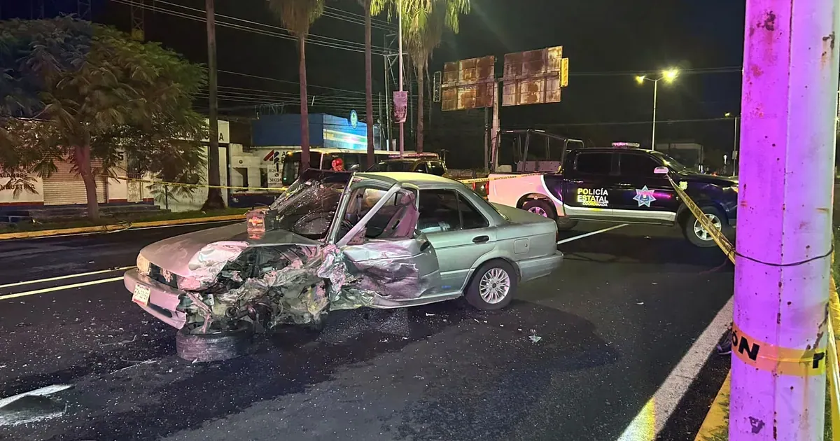 Choque en cadena en Xalisco deja conductor atrapado y un detenido en Tepic