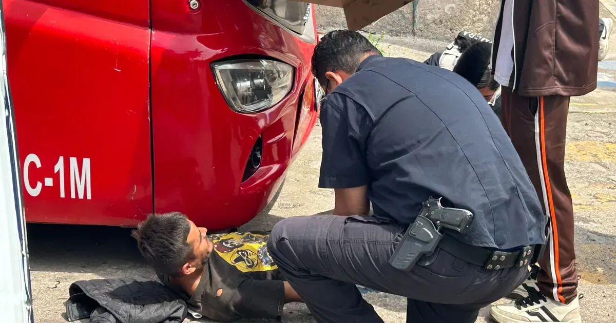 Motociclista choca contra camioneta en Jardines del Valle y es trasladado al hospital