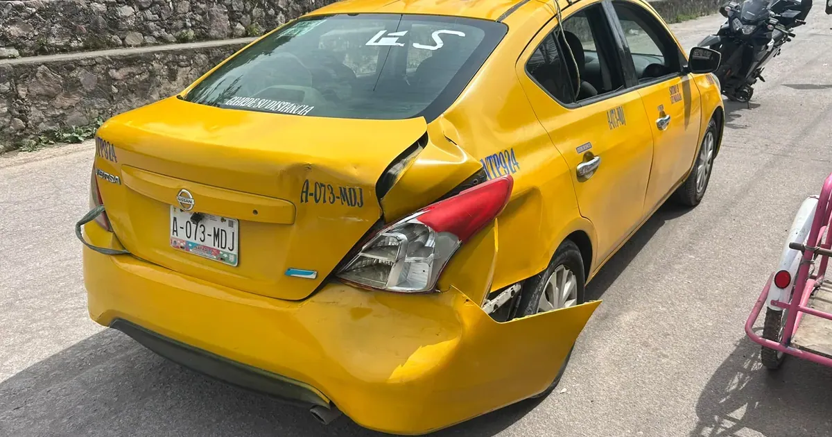 Camión de redilas huye tras impactar por alcance a taxi y dejar lesionada a pasajera en Tepic