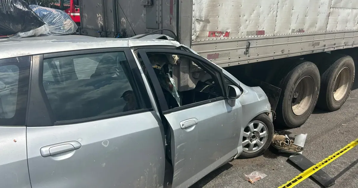 Choque de Honda Fit contra tráiler deja dos jóvenes atrapados en carretera libre a Tepic