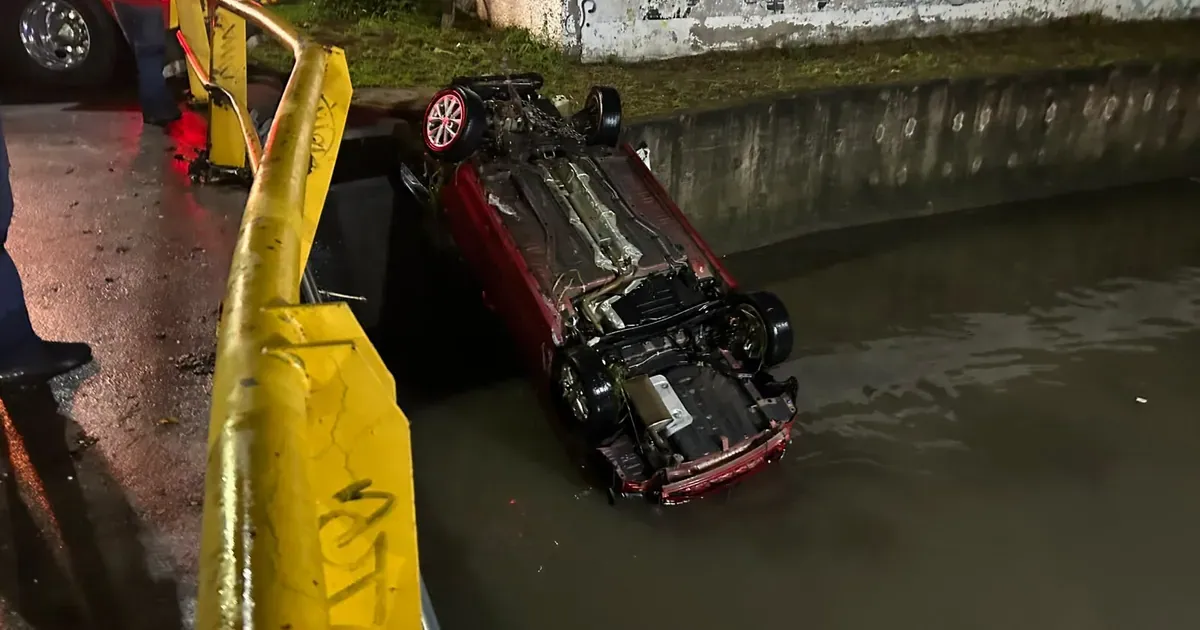 Corriente arrastra vehículo por canal Sabino y lo deja volcado frente a bomberos en Tepic