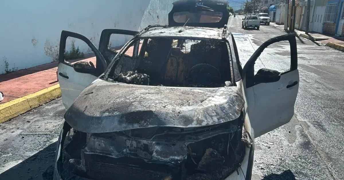 Incendio de vehículo Fiat Uno obstruye circulación en la colonia San Antonio de Tepic (1 de 4)