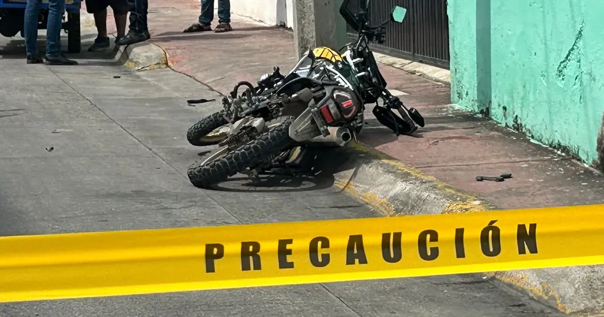 Motociclista derrapa y choca contra poste al huir de policías en el Centro Histórico