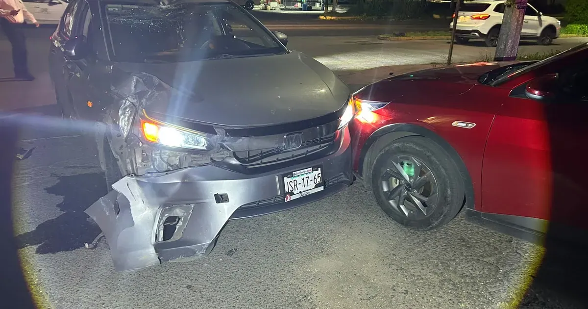 Motociclista huye tras provocar choque de tres vehículos en avenida México y Mezcaltitán (1 de 3)
