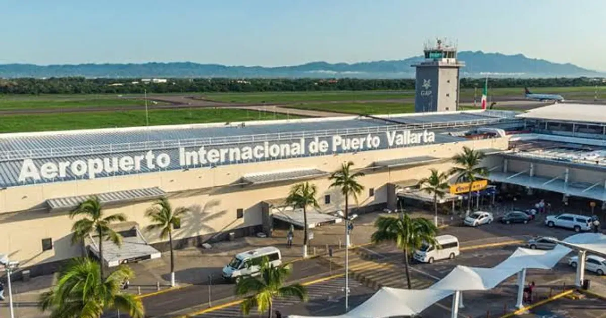 Aeropuerto de Vallarta reanuda vuelos tras el huracán Simón