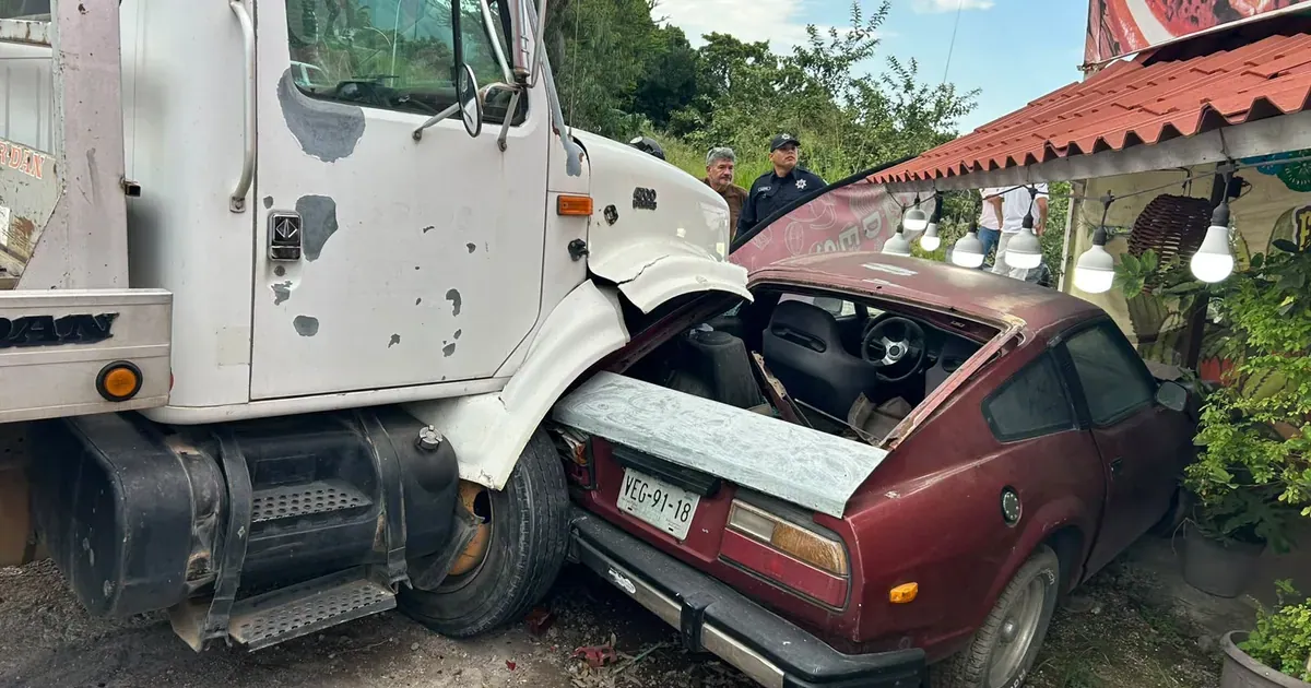 Grúa pierde el control en carretera a Mazatlán y desata choque en cadena con tres vehículos