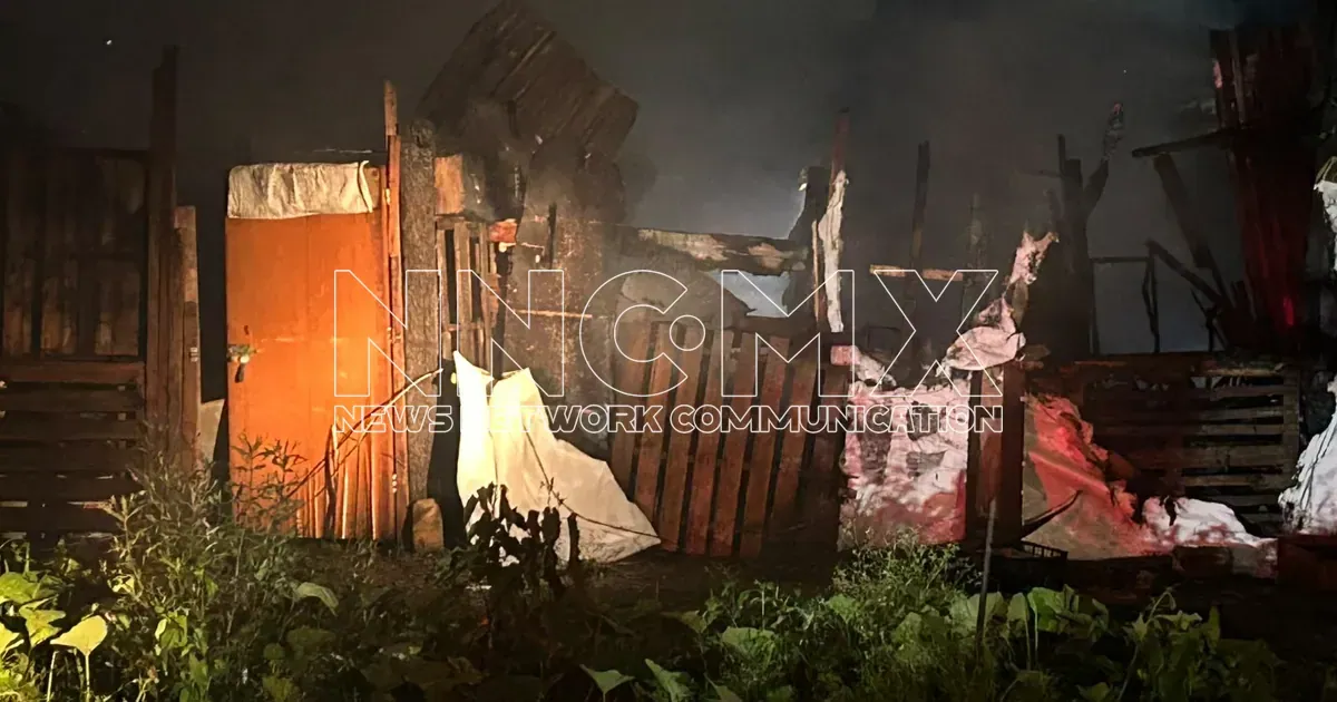 Incendio consume dos viviendas de madera a un costado del río Mololoa en Tepic