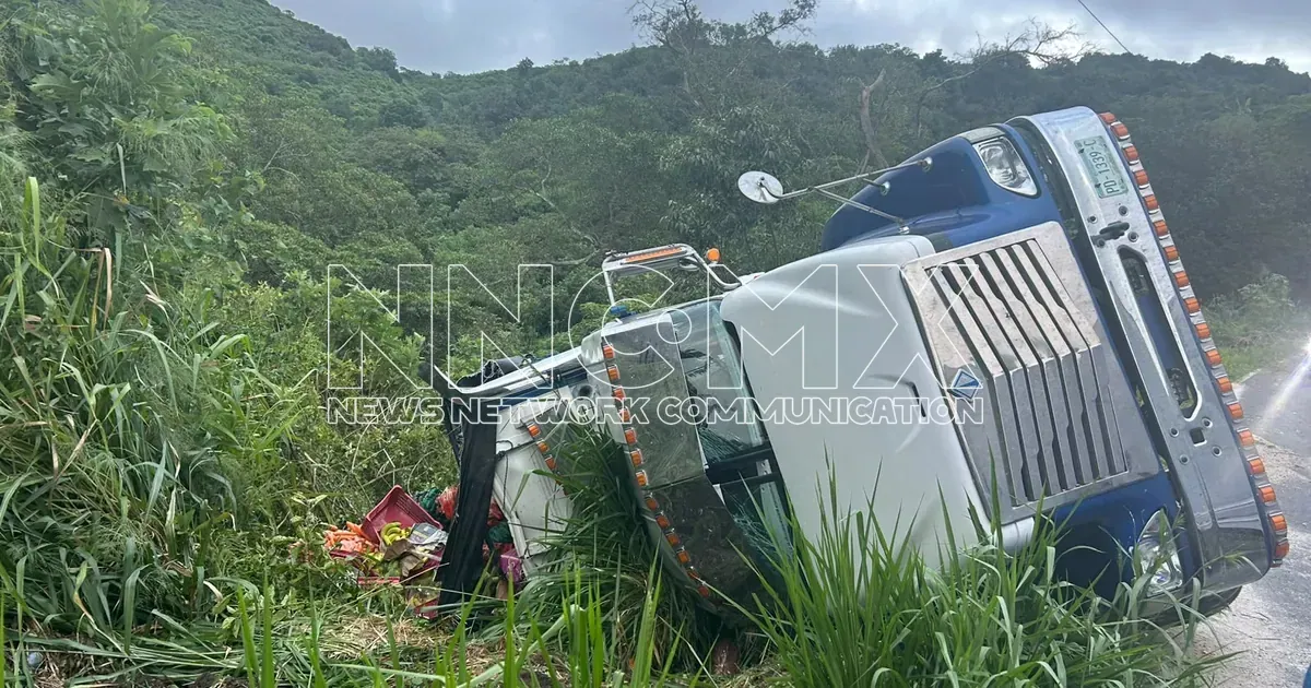 Camión de abarrotes vuelca en la carretera Tepic-Mazatlán y provoca paso alternado
