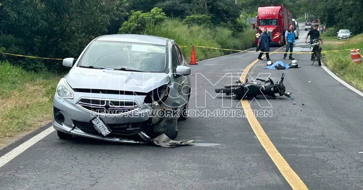 Muere motociclista al chocar con un Dodge Attitude en la carretera federal 200, en los límites de Jalisco