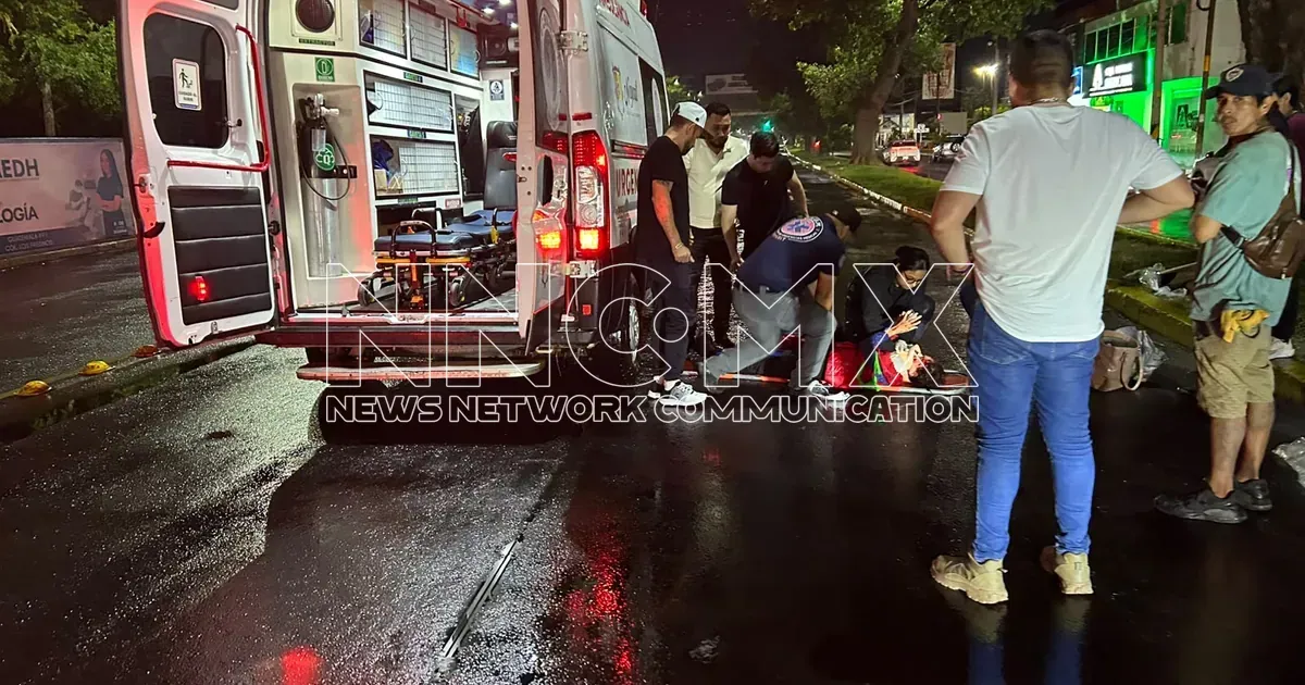 Atropellan y arrastran a mujer adulta en colonia El Rodeo; conductor se da a la fuga