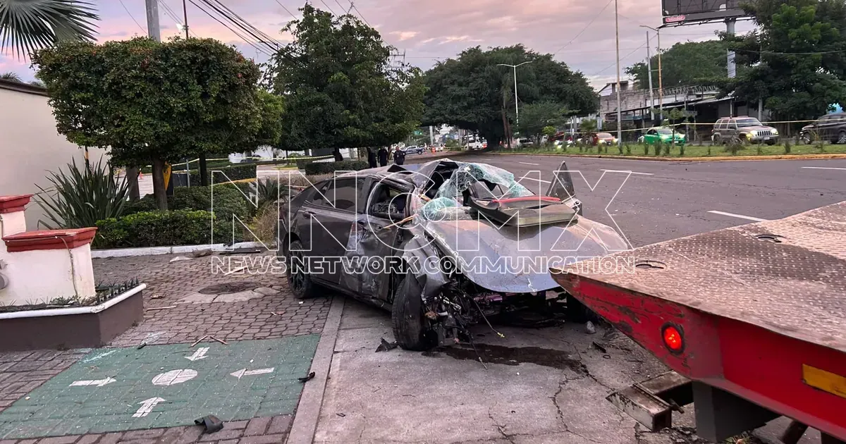 Vuelca Dodge Attitude en Insurgentes, pierde el motor y derriba poste frente al Hotel Las Palomas