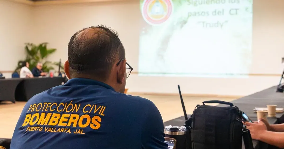 Prohíben meterse al mar en Vallarta por el huracán Trudy