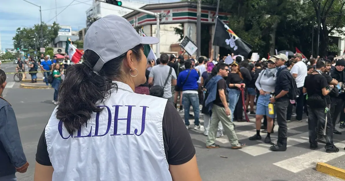 Detienen a cinco por quemar puertas del Congreso de Jalisco