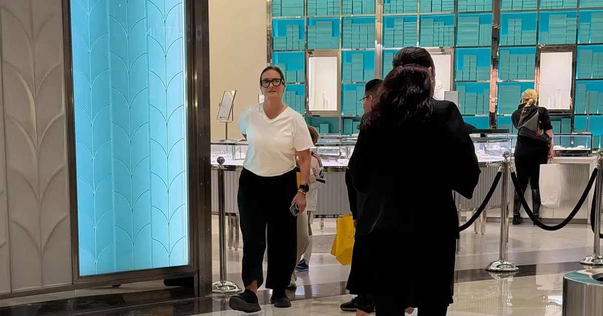 Captan a Paty Armendáriz saliendo de Tiffany; suma 84 faltas en cámara de diputados