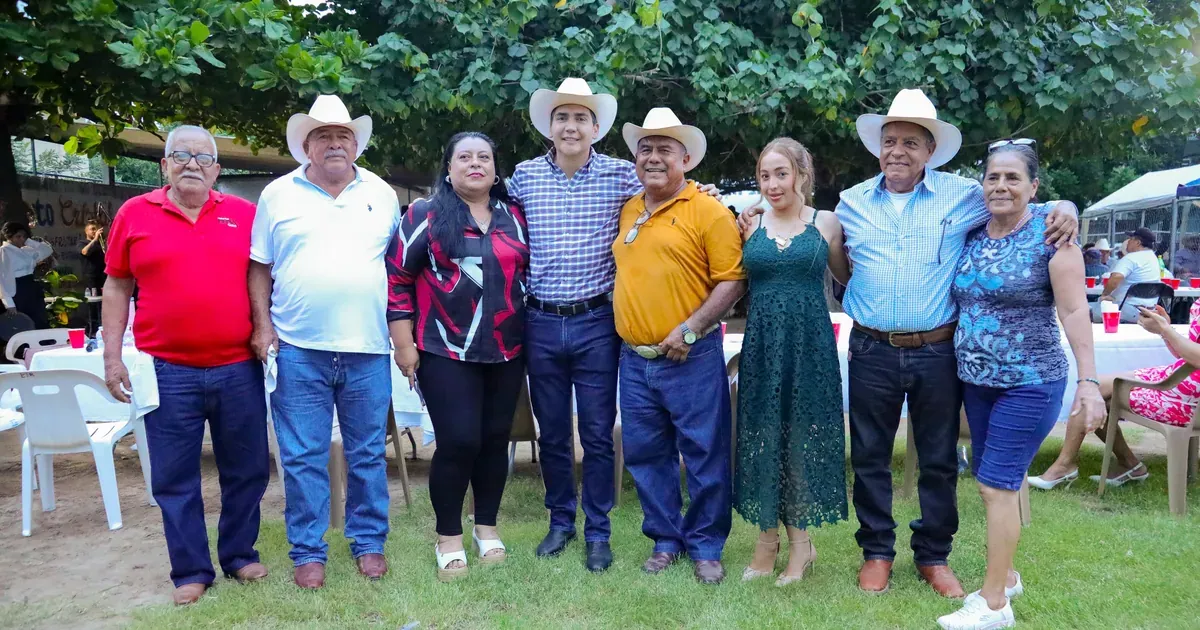 Héctor Santana celebra con ejidatarios de El Porvenir