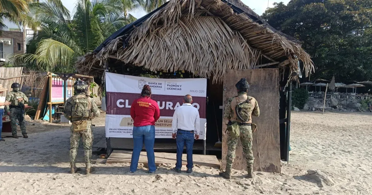 Bahía de Banderas clausura negocios sin licencia en Sayulita