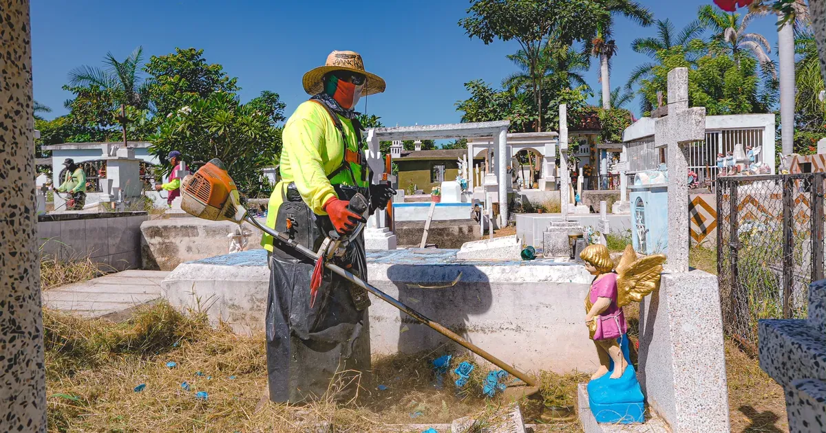 Bahía de Banderas alista panteones para el Día de Muertos