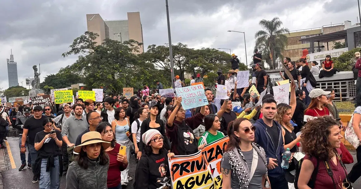 Marcha por agua limpia en Guadalajara acaba con gas y detenidos