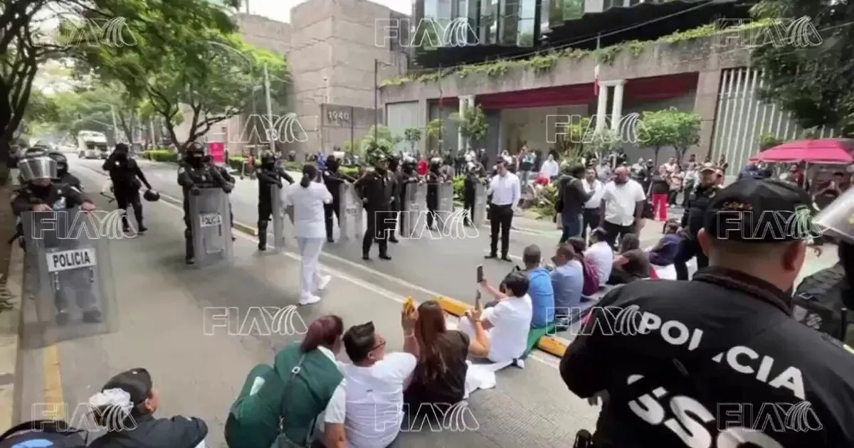 Policía de la CDMX repliega bloqueos de trabajadores del IMSS