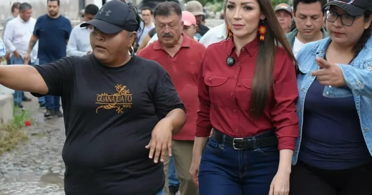 Jasmín Bugarín recorre Aticama, inundada por el huracán Simón