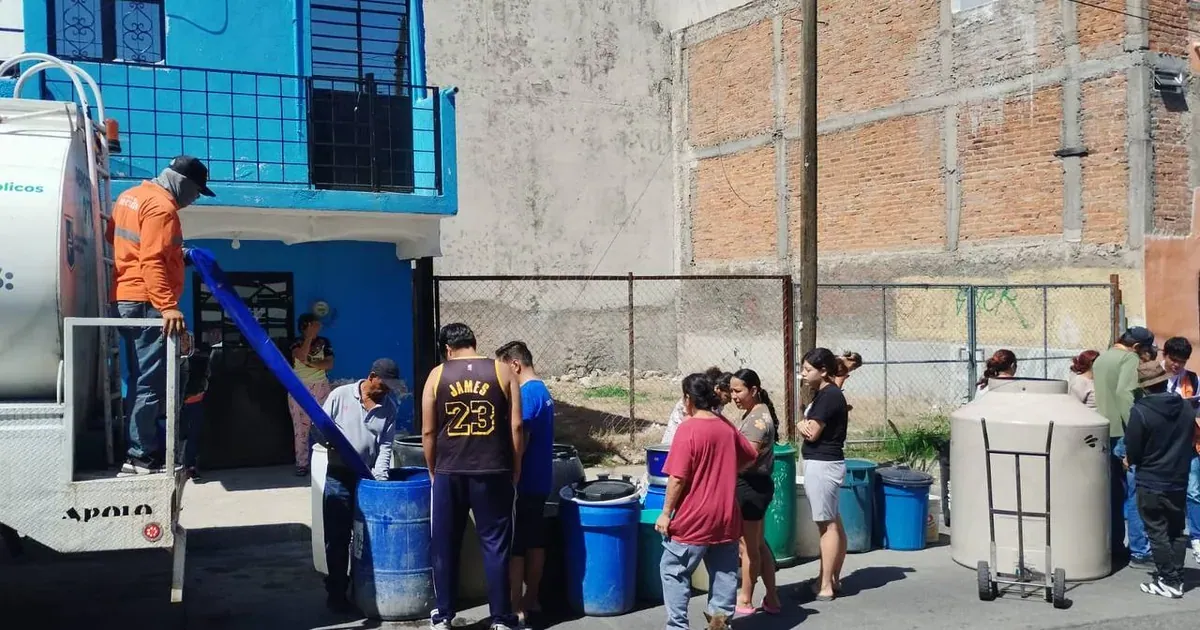 Vecinos de Oblatos cierran Javier Mina: llevan hasta un mes sin agua