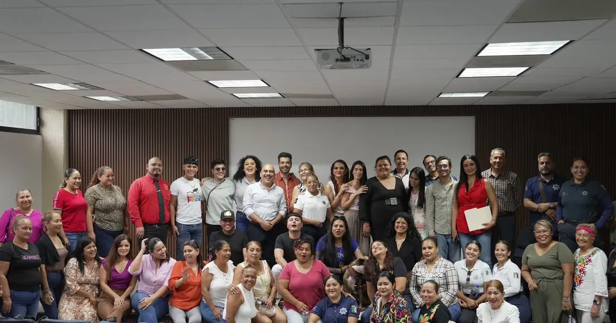 Kenya Cuevas da charla sobre diversidad en Bahía de Banderas