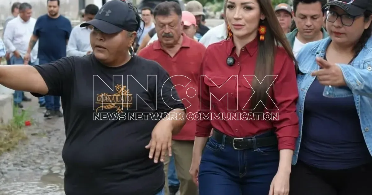 Jasmín Bugarín recorre Aticama, inundada por el huracán Simón