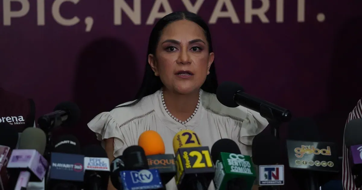 Ariadna Montiel durante una conferencia de prensa en Tepic, Nayarit, frente a micrófonos de medios