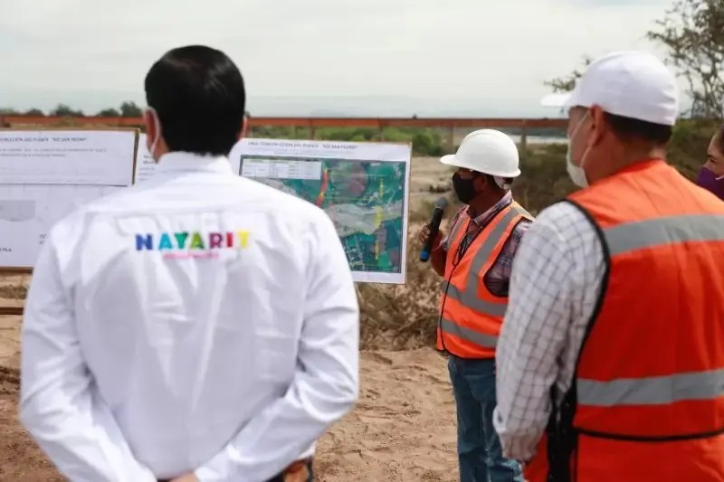 Supervisa Antonio Echevarría obras del puente sobre río San Pedro