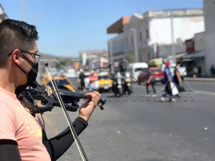 En tiempos de pandemia violinista muestra talento en las calles de Tepic