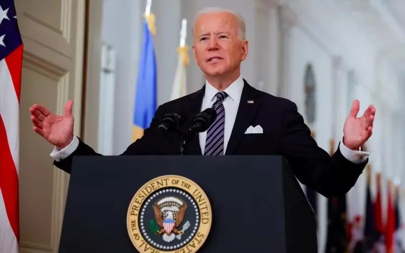 Biden llama “asesino” a Putin; advierte que “pagará” las consecuencias