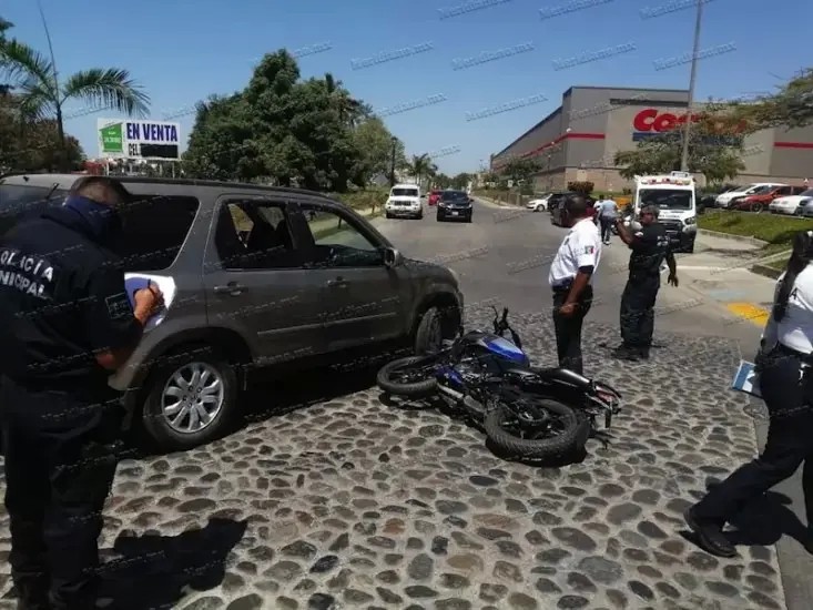 ¡choco  motociclista en fluvial vallarta!