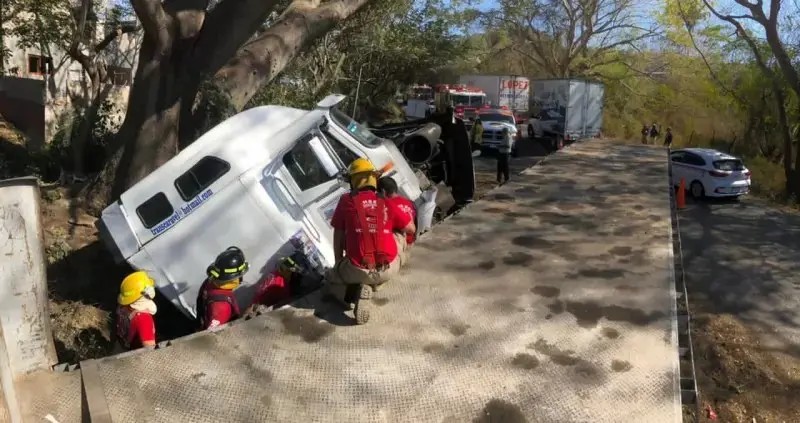 Reabren carretera México 200 tras fuerte accidente en San Quintín