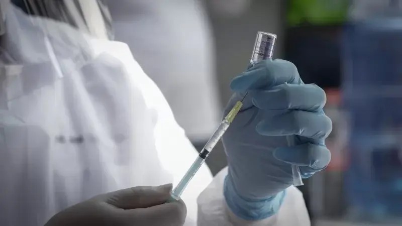 Jalisco. Detienen a cinco funcionarios por \"colar\" a familiares en vacunación