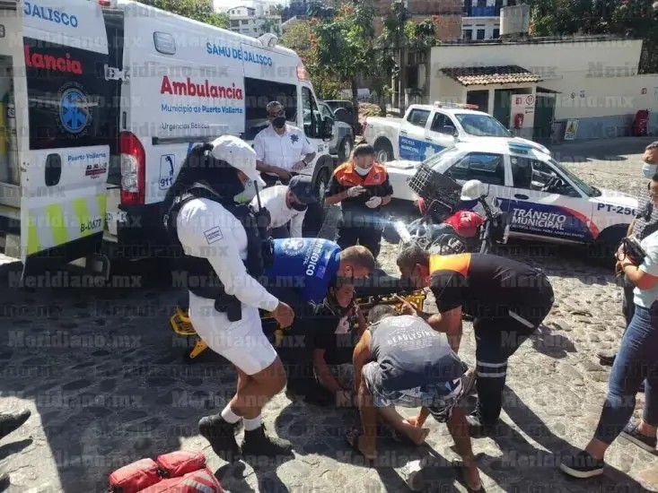 Choca mujer motociclista en la carretera a Mismaloya
