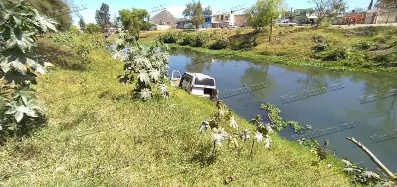 Hombre cae al Río Mololoa con su camioneta tras sufrir infarto