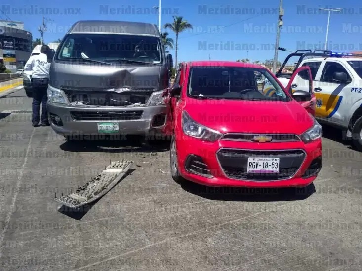 Madre e hijo resultan heridos tras choque frente a Plaza Marina