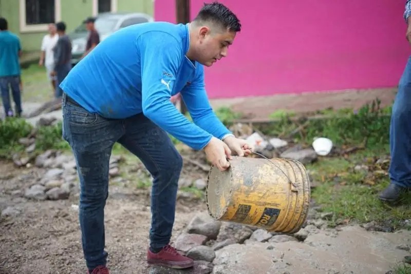 Colonos de la Luis Echevarría se cansaron de esperar y taparon los baches