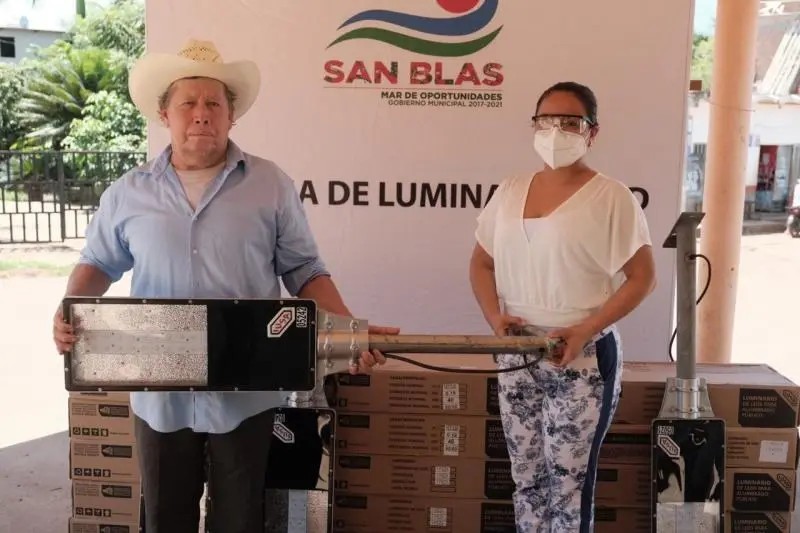 San Blas. Beneficia Yescas con luminarias LED a cientos de familia