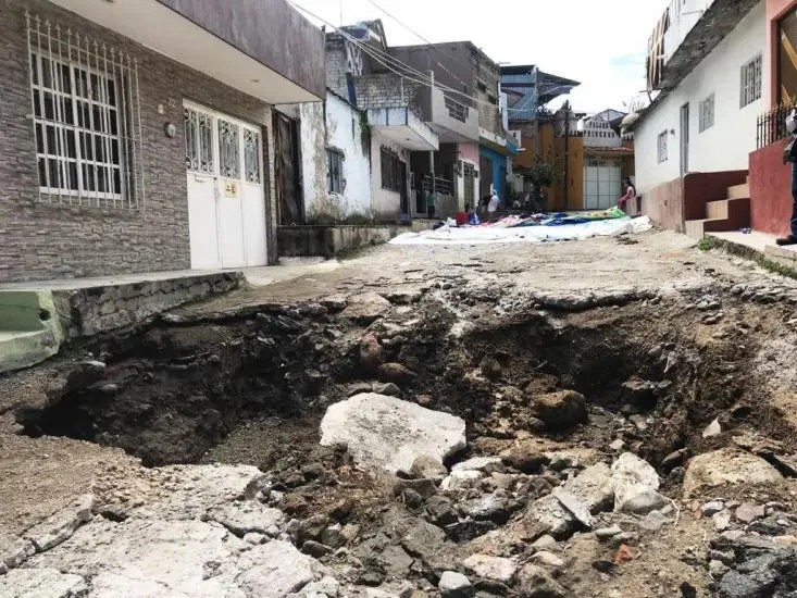 Tepic. Ante gigantesco socavón, vecinos de la Acayapan piden apoyo a las autoridades