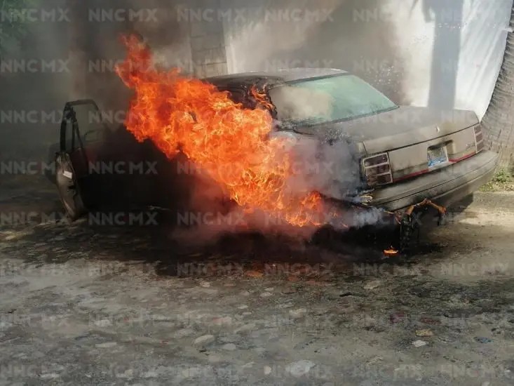 Puerto Vallarta. Arde auto en Paseos de Universidad 2
