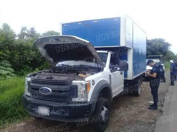 Maleantes roban camioneta de abarrotes; dejan encerrados a los tripulantes