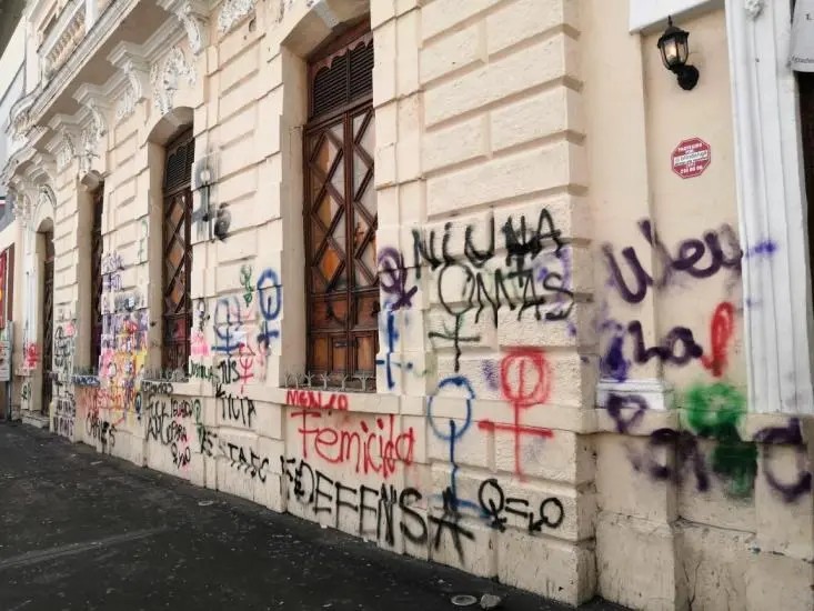 Tepic. Colectivos feministas se manifiestan en el edificio de la CDDH