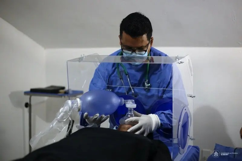 Desarrollan casco cefálico para protección médica