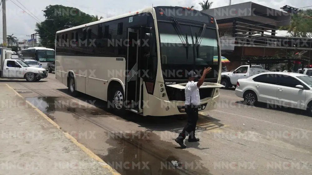 Puerto Vallarta. Se quemaba camión de turismo en la Francisco Villa