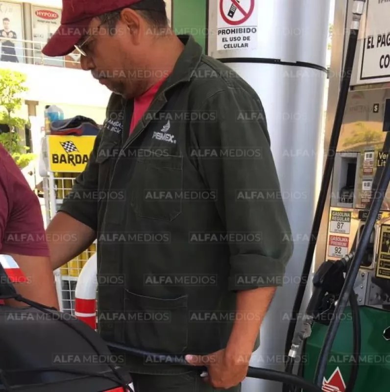 Casi le da un infarto a empleada del oxxo al jugarle una broma
