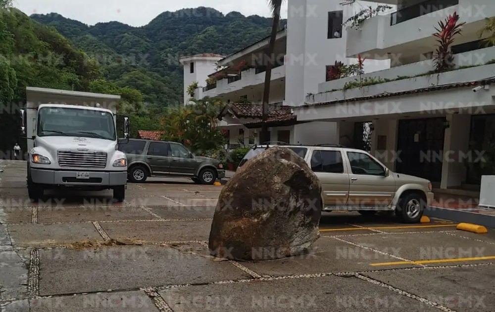 Puerto Vallarta. Impresionante derrumbe frente a La Jolla de Mismaloya