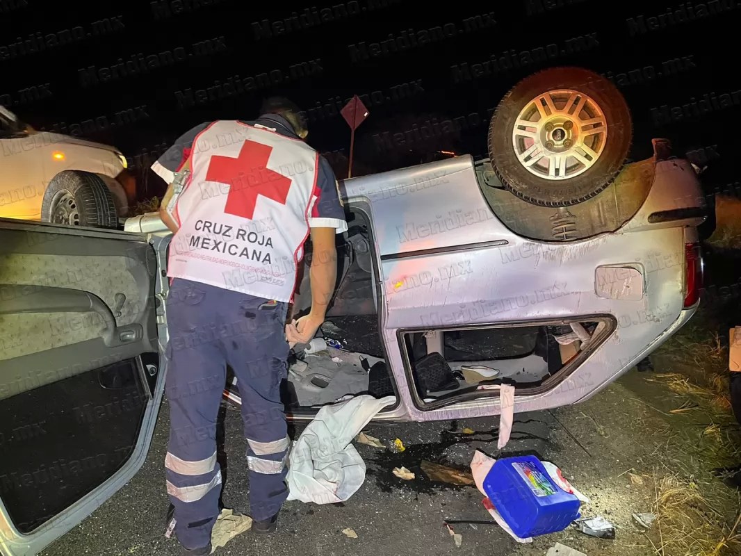 Se impactaron de frente y terminaron volcados