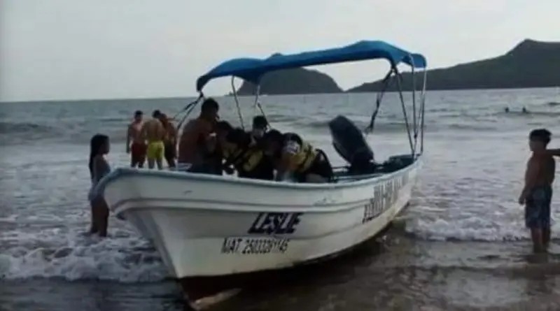 Mazatlán. Parachute cae al mar con una turista